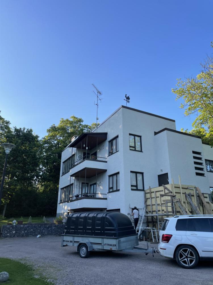 Kivitalon maalaus (vihreästä valkoiseksi korkepaineruiskulla)