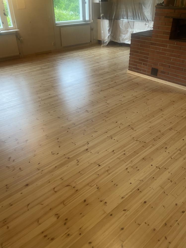 70m2 mäntylattian hionta ja lakkaus
