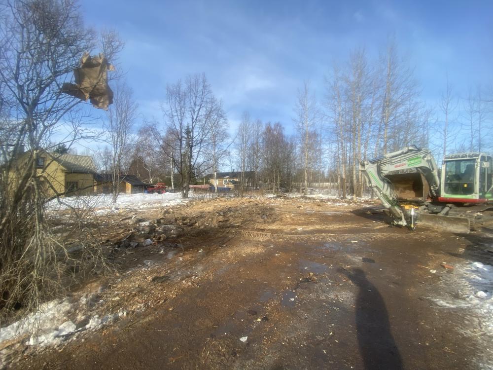 1921 vuonnarakennetun vanhan talon purkutyö kemissä