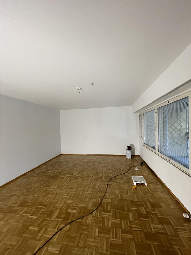 Tapettien poisto, seinien ylitasoitus ja maalaus