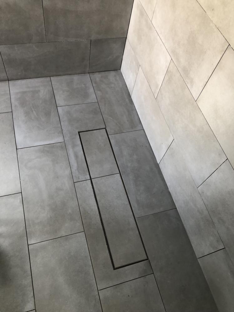 Kylpyhuoneen vedeneristys+laatoitus