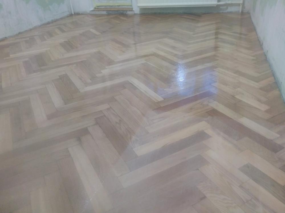 Parketin hionta ja lakkaus huolellisella viimeistelyllä