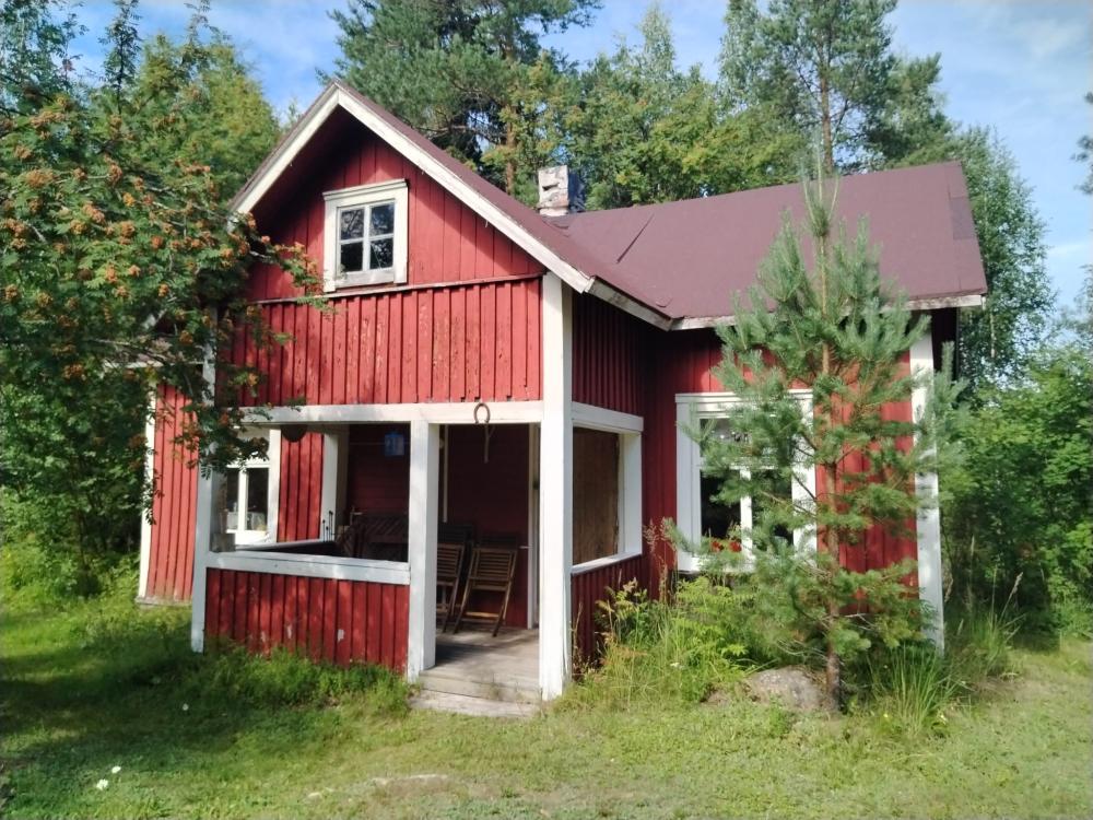 Hirsitalon ulkoverhouksen korjaus ja lahonneiden hirsien vaihto.