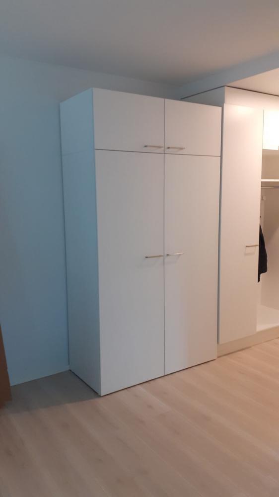 Vaatekaapin kasaus ja asennus paikoilleen