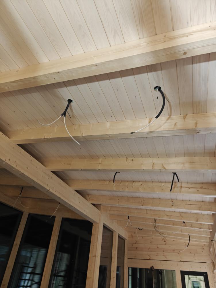 Moderni sähköurakka 120 m² hirsihuvilaan Tampereella.