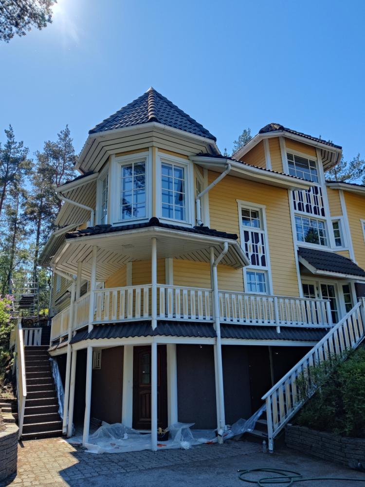 Puujulkisivun huoltomaalaus