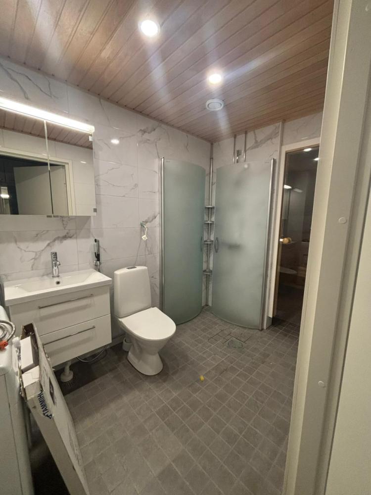 Kylpyhuoneen remontti asuinkerrostalossa