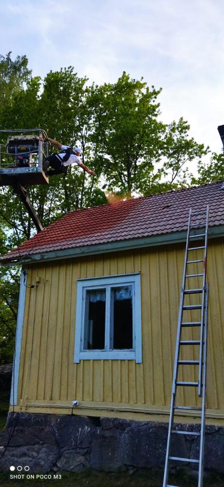 kesämökin huolto kattojen pesu ja maalaus ja julksivu maalaus