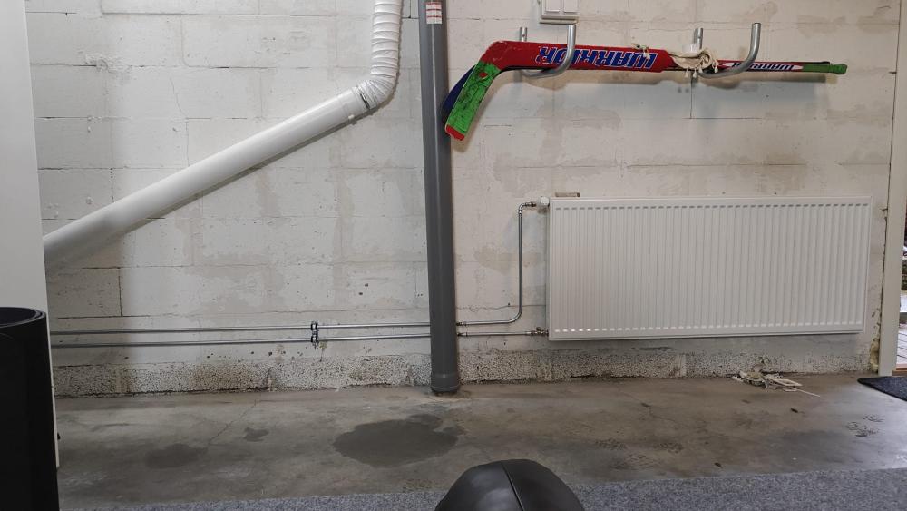 Patterin asennus autotalliin.