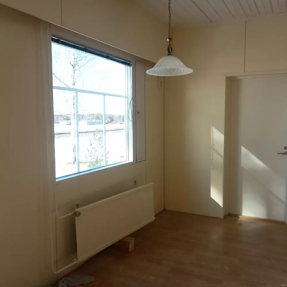 Maalaus ja laminaatin asennus