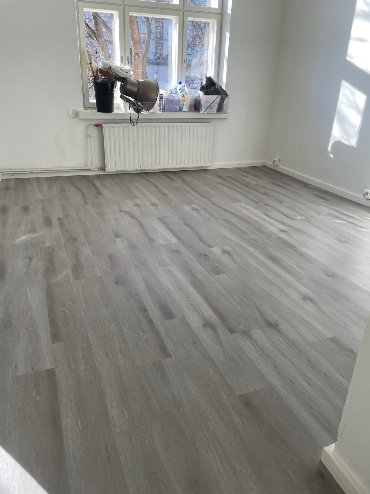 Vinyylilattia 40m2 + jalkalistojen asennus