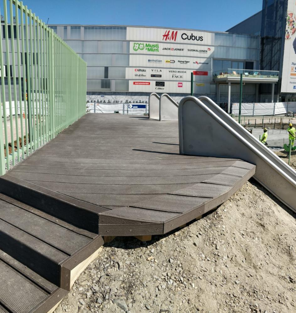 Kauppakeskus Matkuksen komposiittiterassi ja portaat