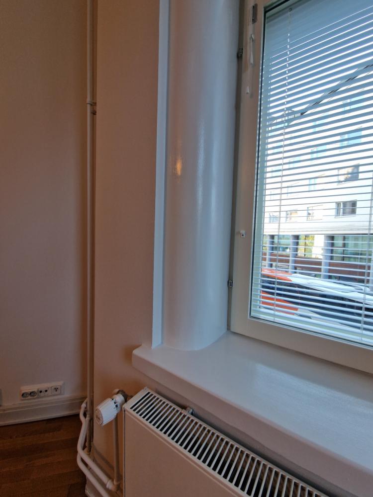 Yksiön seinien ja kattojen maalaus, ikkunapenkkien ja pilareiden kunnostus