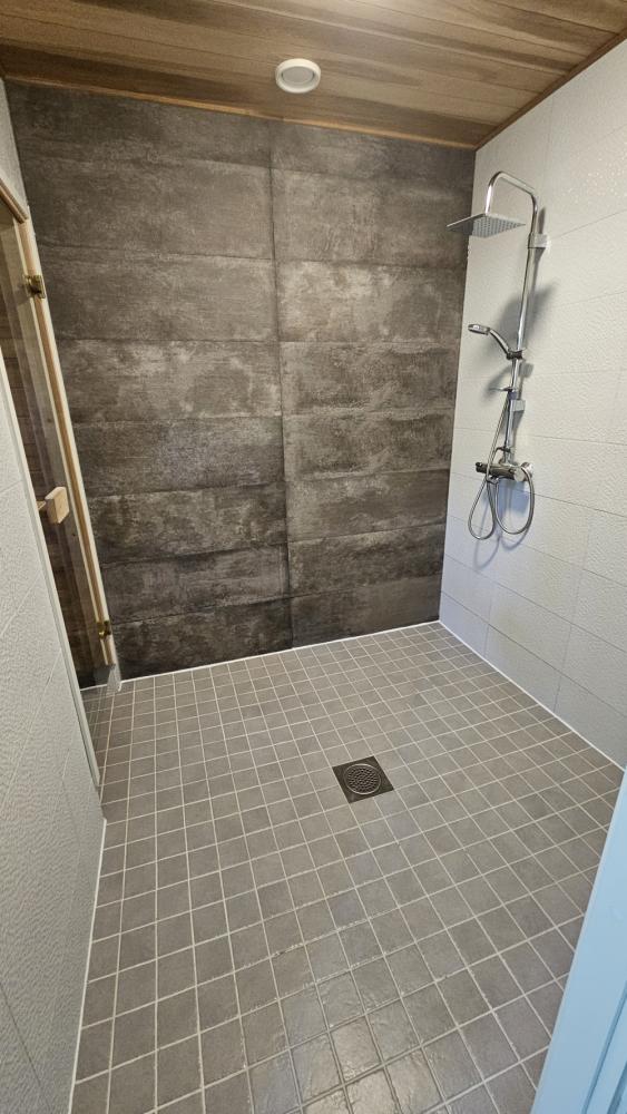 Silikonisaumojen uusiminen.