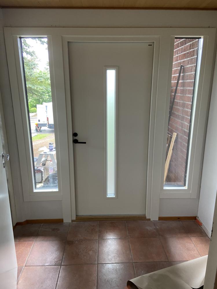 Sisäänkäynnin ulko-oven ja kahden ikkunan uusiminen