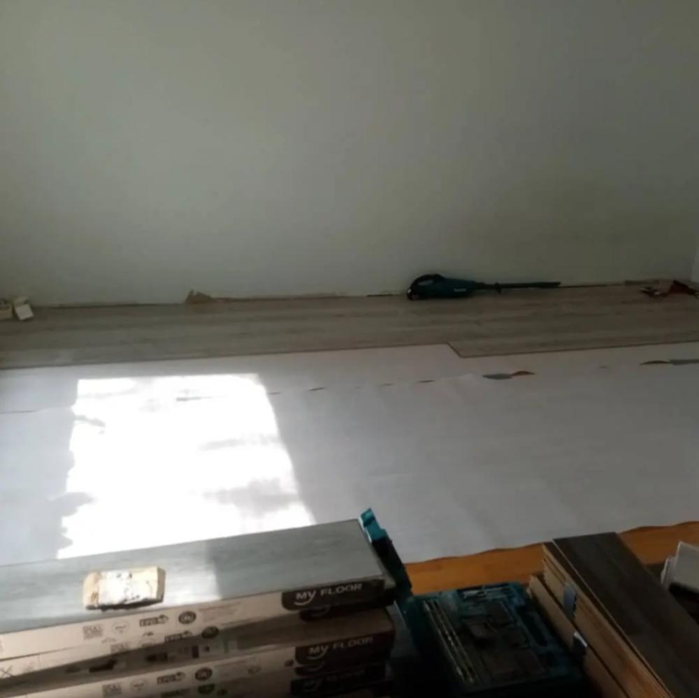 Lattian uusinta ja oven korjaus.