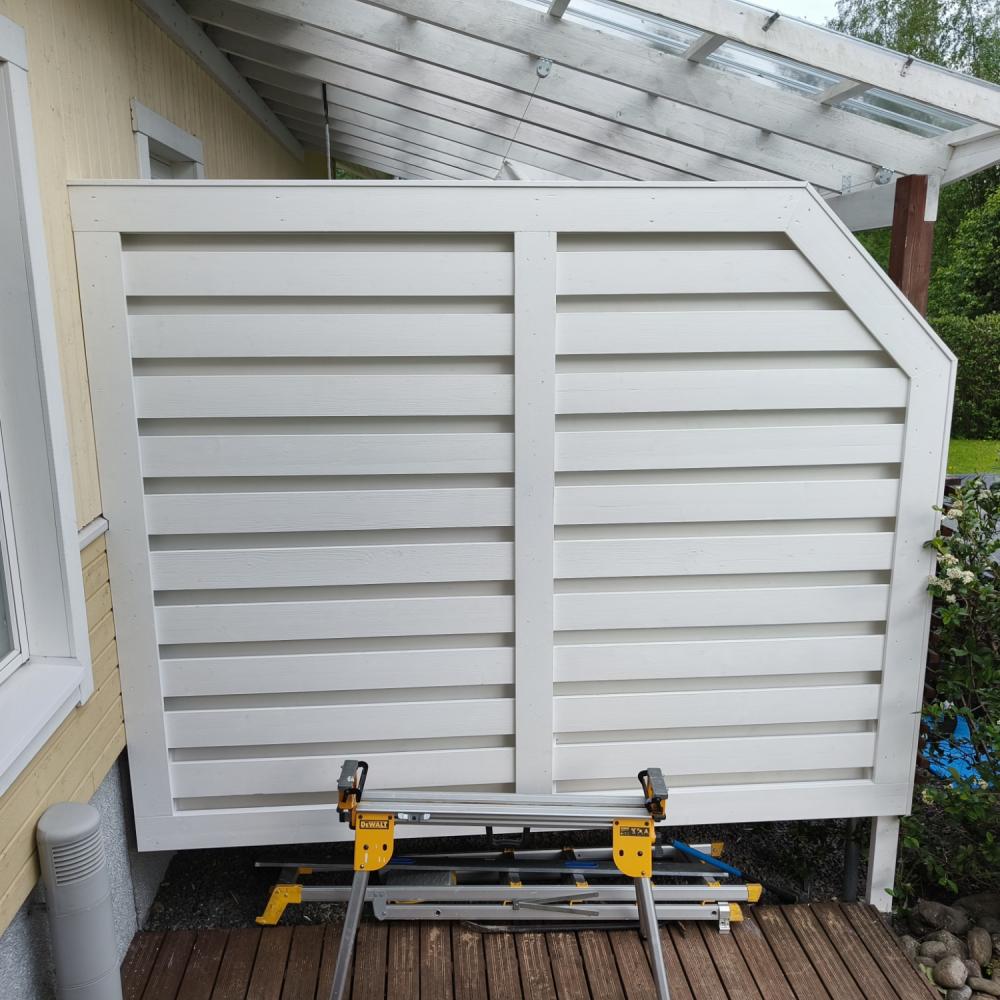 Rivitaloon uudet väliaidat (5 kpl) takapihalle.