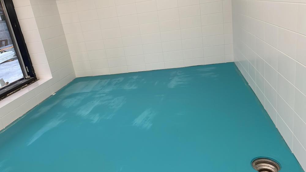 Pesulan seinien ja lattian laatoitus.