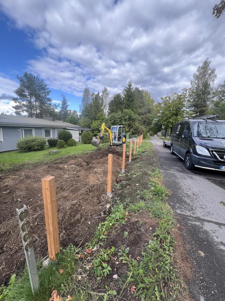 Juurien ylöskaivuu ja pihan muokkaustyöt