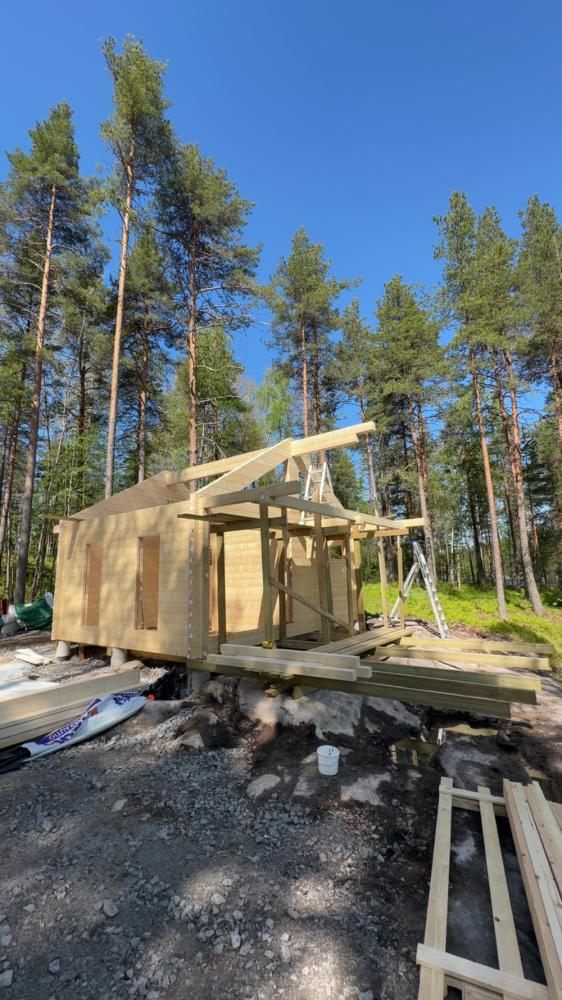 Hirsimökin pystytys