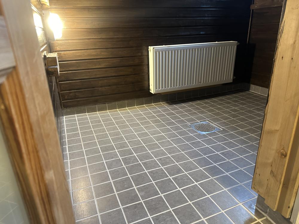 Pesuhuoneen+ saunan lattia uudelleen saumaus