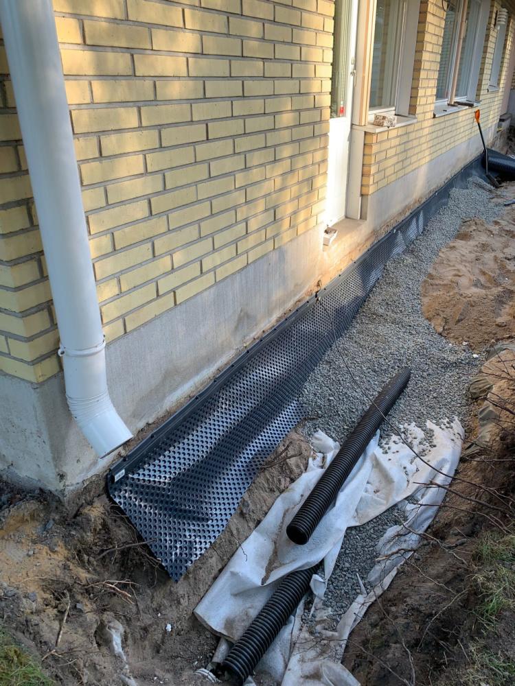 Rivitalon salaojaremontti