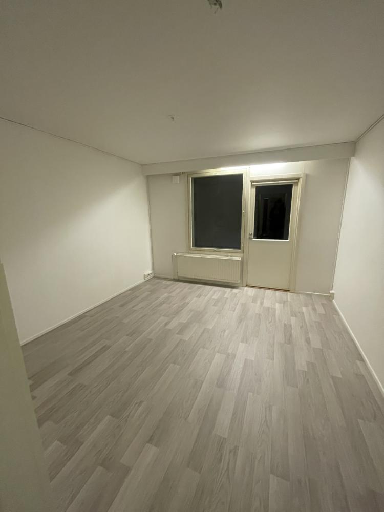 Muovimaton poisto ja laminaatin asennus+listotus