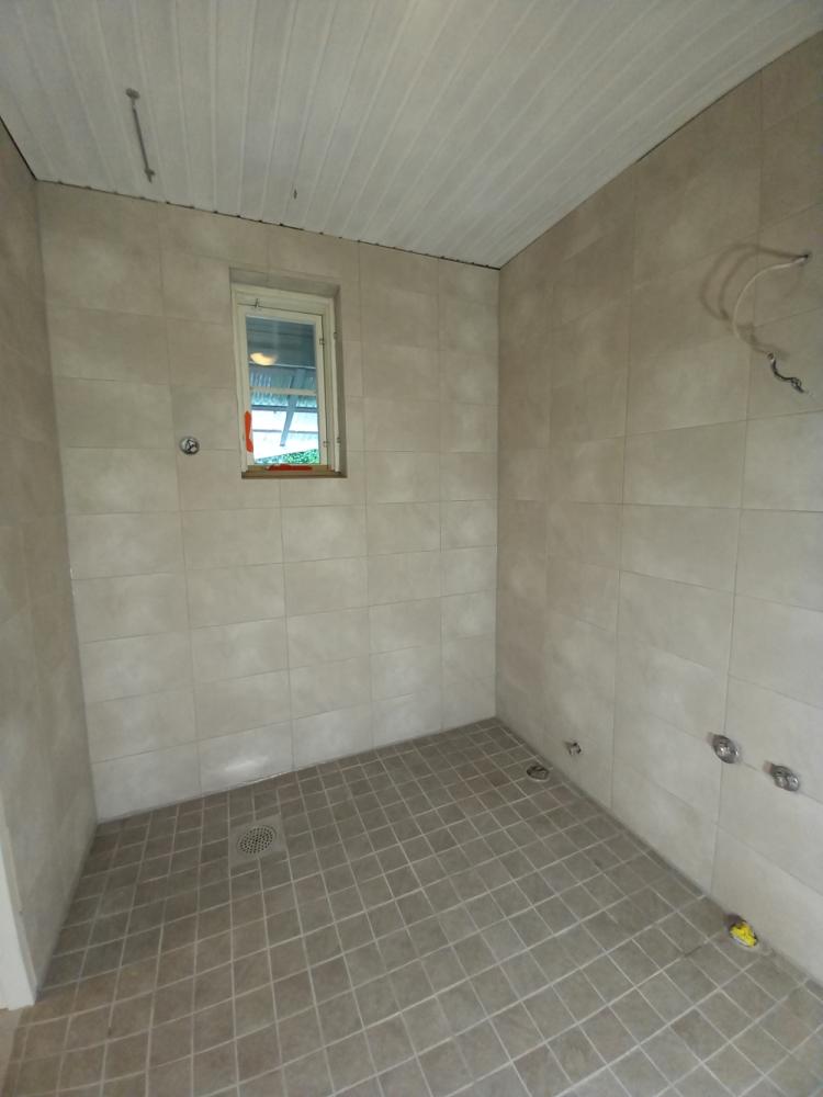 Pesuhuoneen laatoitus omakotitaloon