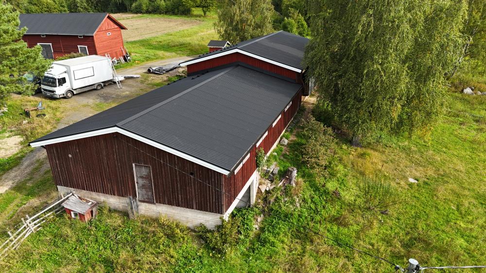 Kattoremontti maatilan navettarakennukseen.