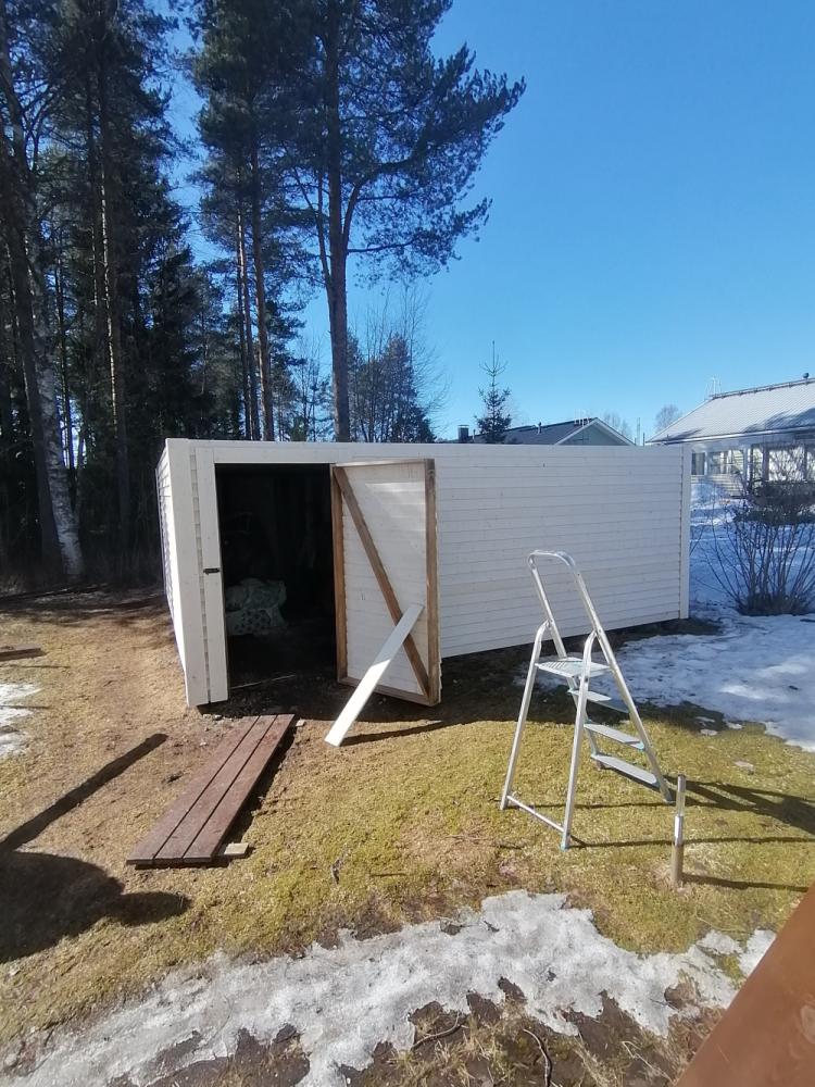Koiratarhan muutos tyylikkääksi piharakennukseksi (45 m²)