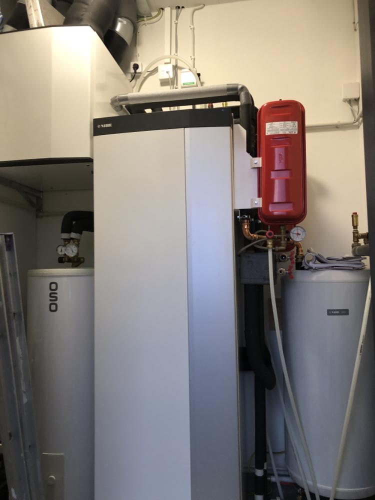 Lämmönjakohuoneen kalustus ja putkitus.