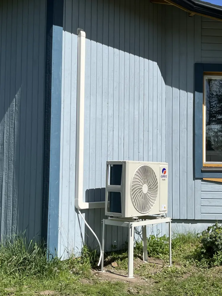 Ilmalämpumpun asennus omakotitaloon.