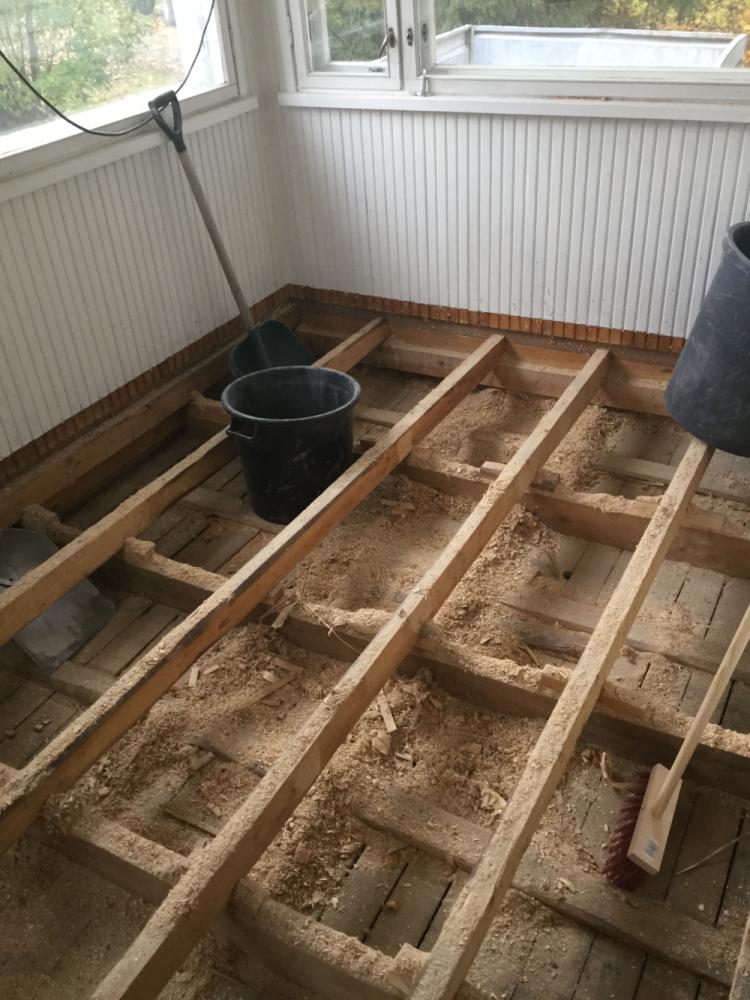 Kuistiremontti omakotitaloon.