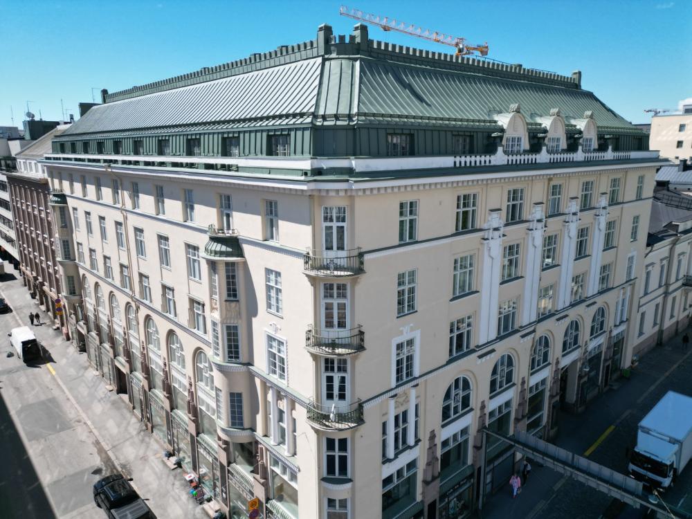 Vaativaa vesikaton maalaus- ja räystäskorjauskohdetta Helsingin ydinkeskustassa, osoitteessa Eteläesplanadi 4.