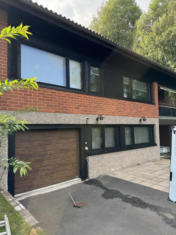 Tiilitalon puuosien ja ikkunapeltien maalaus