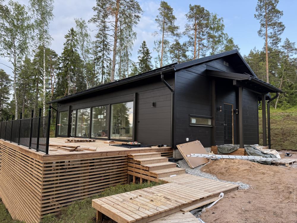 Uuden hirsimökin ja saunarakennuksen maalaus