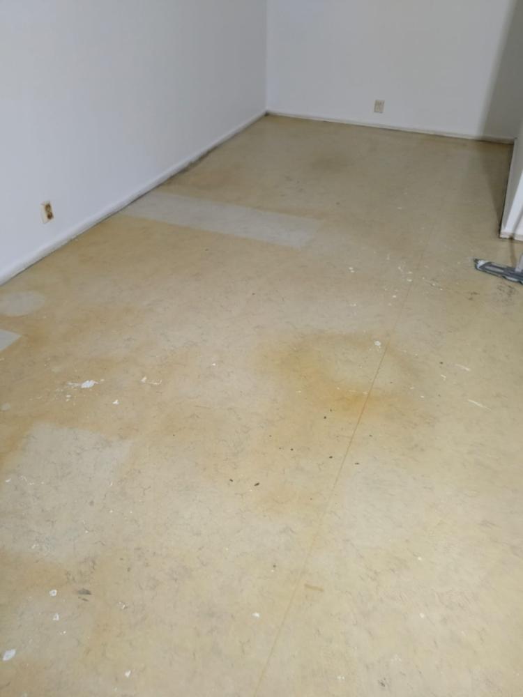 Vinyylilattian asennus kerrostalon asuntoon