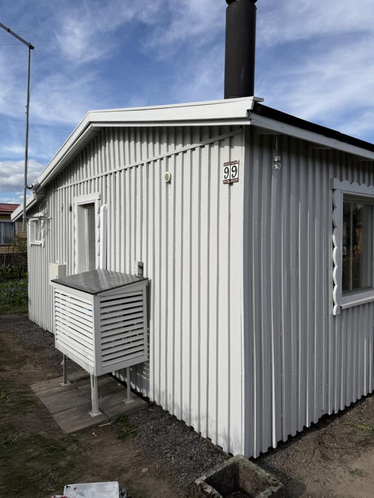 Puutarhamökin maalaus