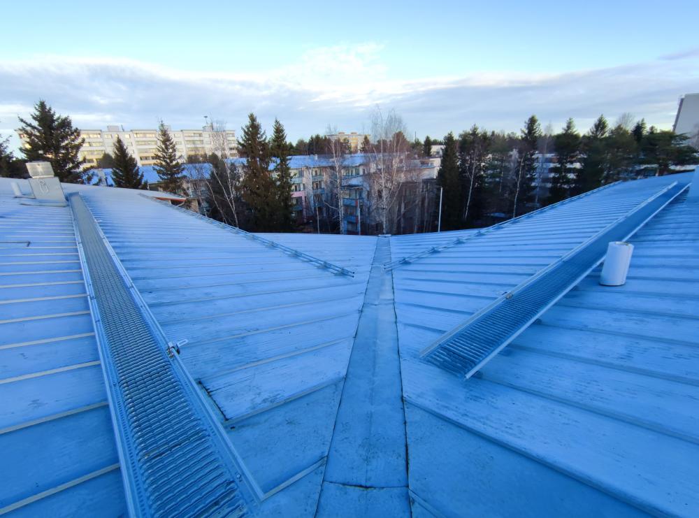 Lumiesteiden, hoitosiltojen ja turvaköyden kiinnityspisteiden asennus.