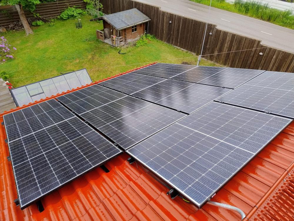 Aurinkopaneeliasennus tiilikatolle