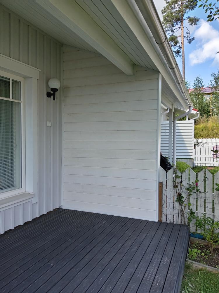 Terassien välinen paneeliseinä