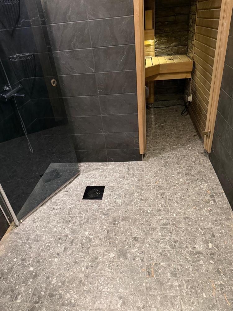 Kylpyhuoneen ja saunan laatoitus