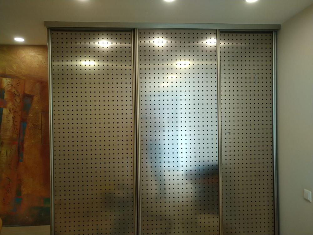 Jalkalistojen uusiminen, kalusteiden vaihto sekä seinien maalaus huolellisella viimeistelyllä