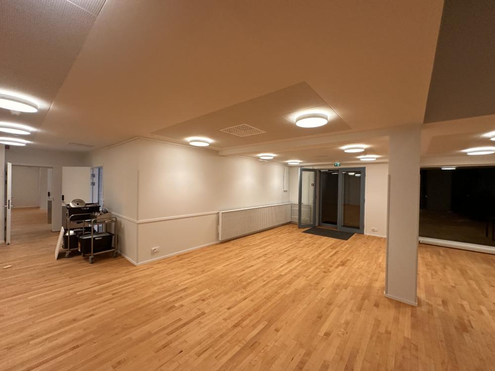 Liiketilan maalaus ja tasoitustyöt – siisti lopputulos   Suuren tilan seinien ja kattojen tasoitus ja maalaus ammattitaidolla.