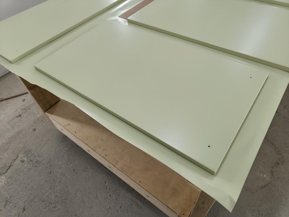 Keittiön kaapin ovien maalaus