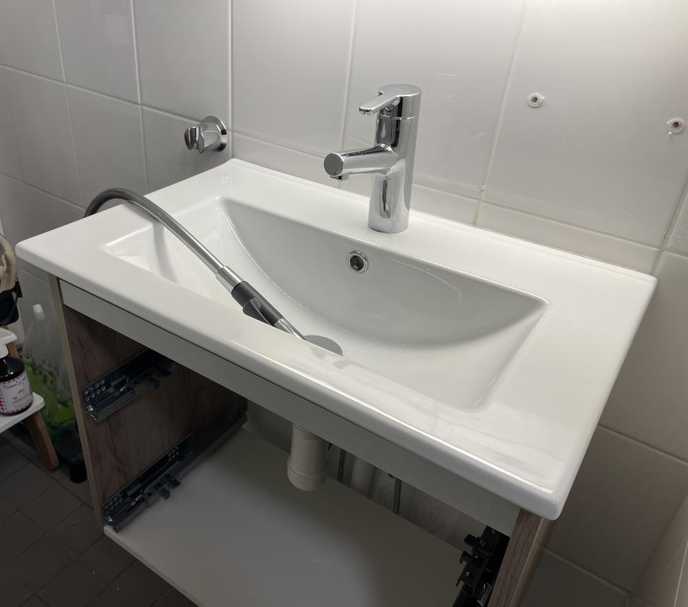 WC allaskaapin, altaan ja hanan asennus