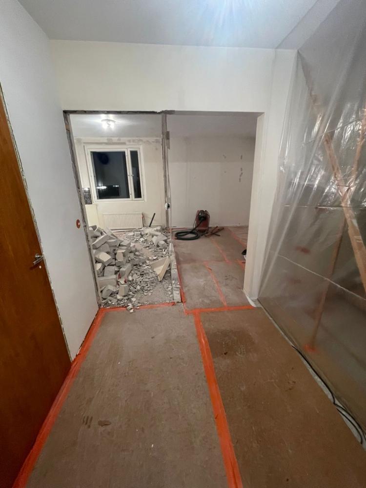 Seinän purku ja jälkien tasoitus ja valmistelu maalausta varten