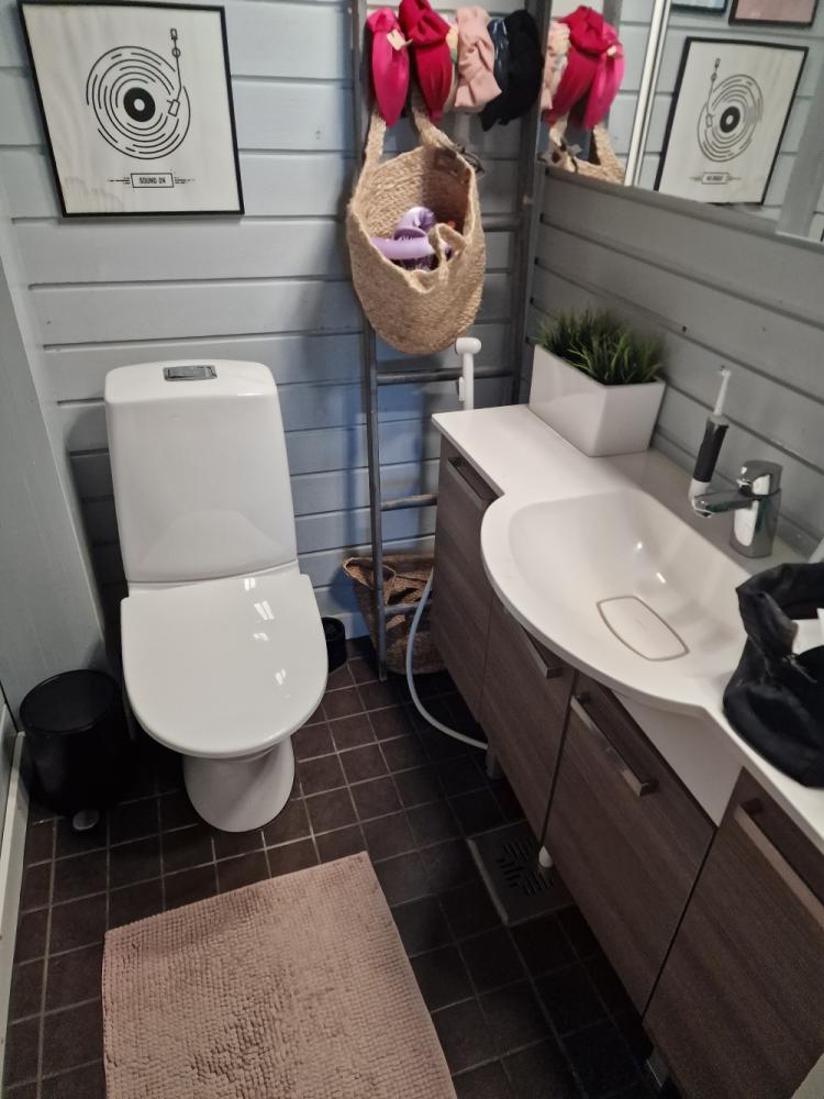 WC kalusteiden asennus