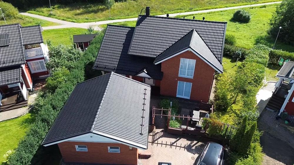 Tiilikaton pinnoitus Porvoossa, katto kiilteli auringon valossa!