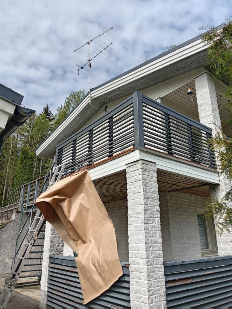 Parvekkeen kaiteiden uusiminen